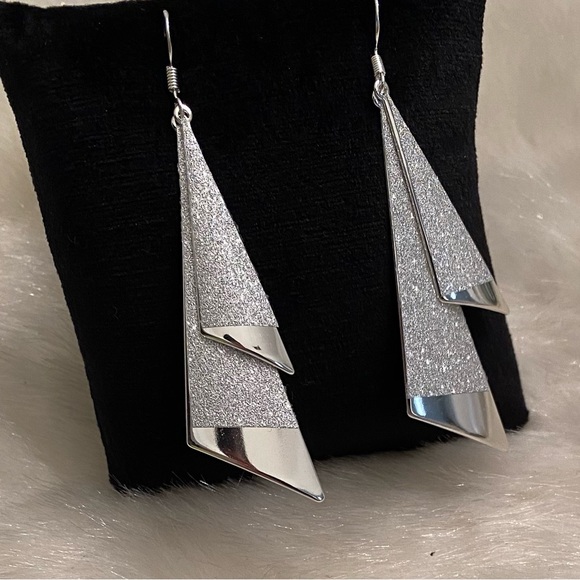 Elegant Frost: Geometric Drop Fashion Earrings in Frosted Silver - Picture 7 of 13